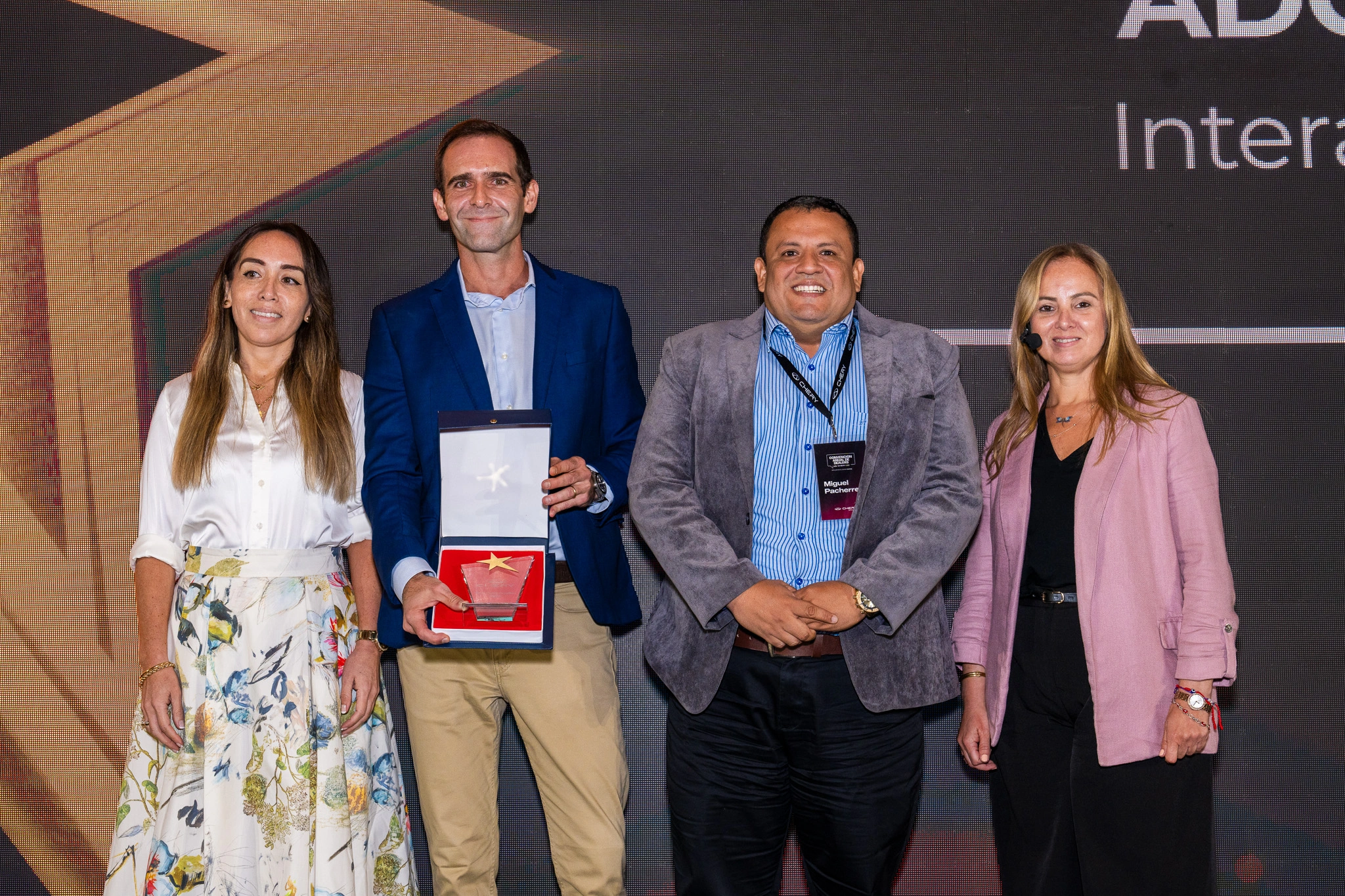 De izquierda a derecha: Paola Vargas (Chief Digital Officer Chery), Alonso Puig (Gerente General Interamericana), Miguel Pacherrez (Jefe de Marca Chery en Interamericana) y Cecilia Riva (Gerenta de Marca Chery).